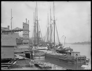 Quais et bateaux sur un front de mer non identifié, peut-être Harlem River, Inwood, New York, c.1910