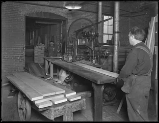 Rabotage du bois destiné à la fabrication de cercueils, Oneida, New York, 3 avril 1916