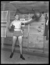 Le boxeur anglais William Thomas Wells (Bombardier Billy Wells), posant en tenue d