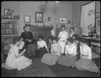 Harriet E. Hassler avec un groupe de jeunes femmes, 206 W. 13th Street, New York, c.1912