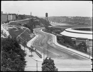 Vue en plongée de Harlem River Drive passant devant le Polo Grounds, New York, vers 1914