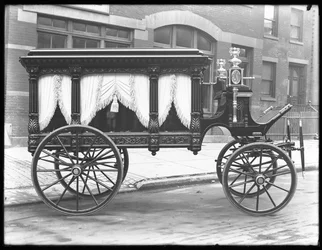 Corbillard tiré par des chevaux appartenant à F.S. York, garé sur W. 145th Street (ou E. 145th Street), New York, 1er décembre 1914