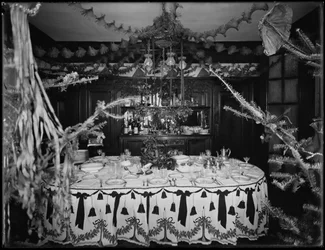 Intérieur de la résidence de M. et Mme William Mill Butler, décorée pour Noël, 4 janvier 1917
