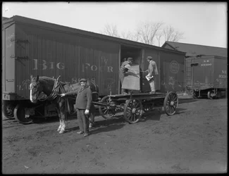 Hommes mesurant et inspectant du bois pour la fabrication de cercueils, Oneida, New York, 3 avril 1916
