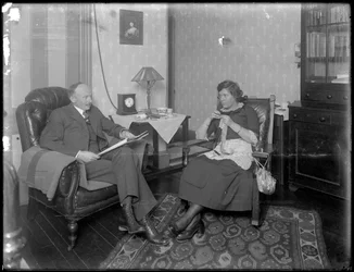 M. et Mme Austin Norris dans un salon non identifié, vers 1912