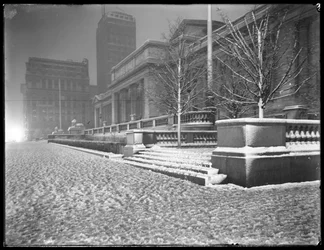 Vue nocturne de la façade de la Cinquième Avenue de la branche principale de la bibliothèque publique de New York sous la neige, 42e rue et Cinquième Avenue, New York, 6 mars 1915