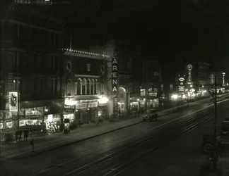Vue nocturne du côté sud de la 23e rue entre les Sixième et Septième avenues, vers 1916-17