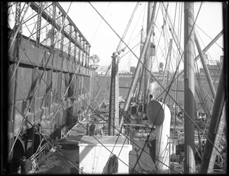R.M.S. Carpathia chargeant au quai 54 N.R., 1912