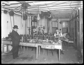 Atelier du sixième étage, Geyser Electric Water Heater Company, 42 Hudson Street, New York City, 31 décembre 1914