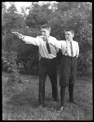 Deux garçons non identifiés posant en visant avec des pistolets, juillet 1915
