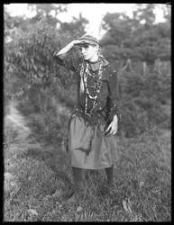 Fille non identifiée posant dans les bois en costume, vers 1915