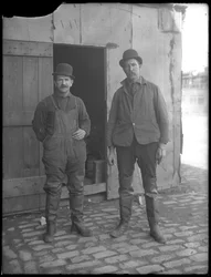 Travailleurs des égouts non identifiés posant au-dessus du sol, New York, c.1911