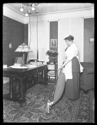 Femme non identifiée démontrant l
