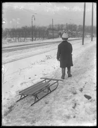 William Gray Hassler avec son nouveau traîneau, vers 1912