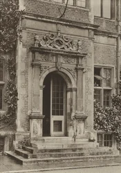 Porte, Dans la cour, Maison Hatfield (photo n/b)