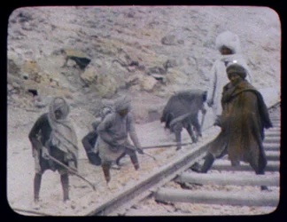 Travailleurs indiens construisant des lignes de chemin de fer, 1880