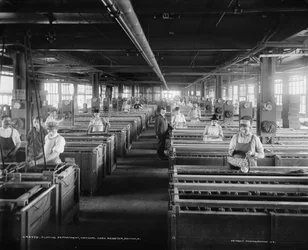 Travailleurs dans le département de placage, National Cash Register Company, Dayton, Ohio, USA, c.1902