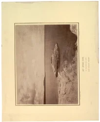 Cône de source chaude, dans le lac Yellowstone, 1871