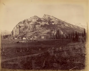 Twin Peaks et C.P.R. Hotel, Banff