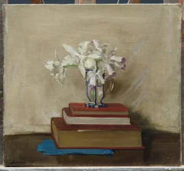 Orchidées blanches sur des livres