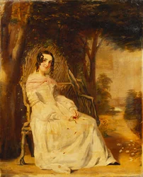Portrait de Mary Freer assise en longueur sur un siège de jardin