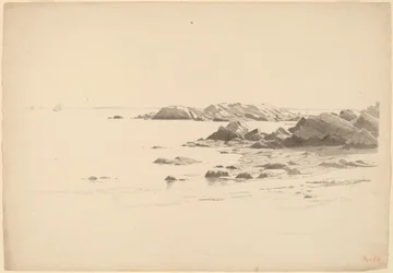 Plage Rocheuse avec Bateaux au Loin