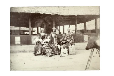 Chefs natifs et harem, terre de Mendi (tirage argentique)