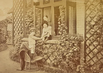 [Enfants jouant à la fenêtre]