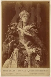 Mlle Ellen Terry dans le rôle de la "Reine Katherine".