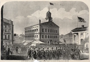 Un nouveau régiment de volontaires du Massachusetts passe devant Faneuil Hall, à Boston, sur le chemin de la guerre.