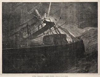 En mer, faisant des signaux à un vapeur qui passe