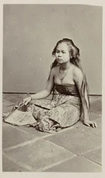 Fille assise