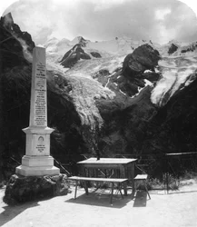 Un monument dans la rue Stilfserjoch, Weisse Knott, Tyrol, années 1900