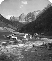 Une vallée à Wolkenstein, Tyrol, vers 1900