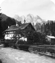 La forge du forgeron à Gosau, Salzkammergut, Autriche, vers 1900