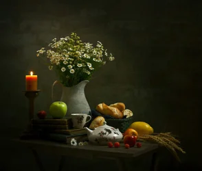 Nature morte rustique à la lueur des bougies