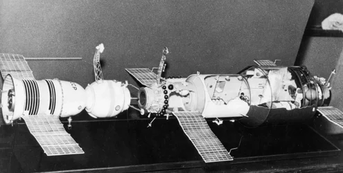 Modèle de Soyouz 11 amarré à la station spatiale Saliout 1