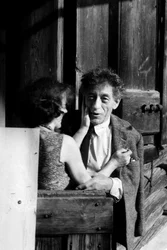 Alberto Giacometti dans son atelier, avec sa femme Annette Arm (photo n/b)