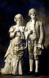 Couple en costume de fantaisie du XVIIIe siècle