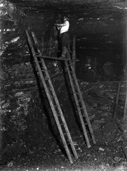 Exploitation minière, coupe des couches supérieures de la célèbre veine de dix yards, Staffordshire, vers les années 1890