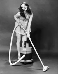 Modèle avec un aspirateur Vax, mars 1979