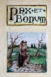 Pax et Bonum : devise latine et salutation répandue parmi les Franciscains et dans la Catholicité. Monterosso al Mare. Italie.
