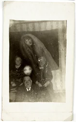 Phénomène paranormal : portrait de trois vieilles personnes, l