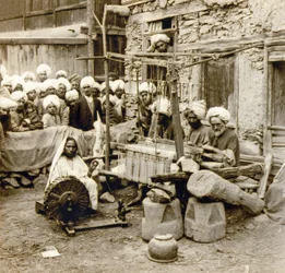 Filage et tissage de châles en laine, Srinagar, Cachemire, Inde vers 1901 (photo)