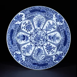Assiette bleue et blanche, période Kangxi, c.1700 (porcelaine)
