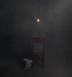 Une pièce sombre, une chaise vide