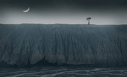 Arbre solitaire, croissant de lune