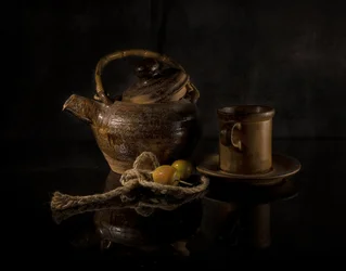 Nature morte avec théière aux tons terreux