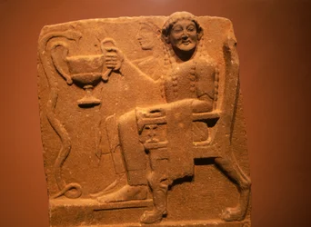 Stèle avec relief représentant des divinités et des serpents, de Sparte, Grèce, civilisation grecque